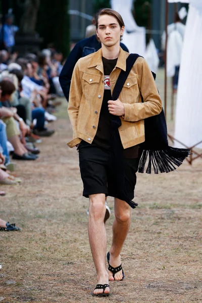 Look 15